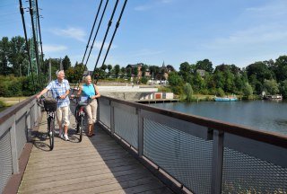 Radfahrer an der Hafenbrücke in Geesthacht, © photocompany