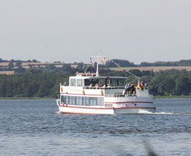 Das Ausflugsschiff der Ratzebuerger Linie unterwegs auf dem großen Ratzeburger See, © Carina Jahnke/HLMS