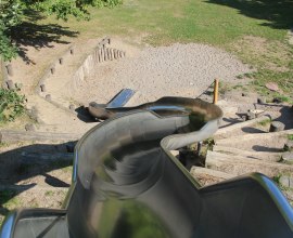 Riesenrutsche auf dem Spielplatz Feldherrenhügel, © Tourist-Information Geesthacht