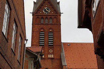 Schmiegt sich in das Altstadtbild, die Maria-Magdalenen Kirche in Lauenburg/Elbe, © Dorothée Meyer