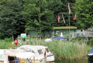 Der Möllner Motorbootclub e. V. liegt am Ziegelsee in Mölln und hat 12 Gastliegeplätze mit Wasser- und Stromversorgung sowie Bordmüllentsorgung. Der historische Ortskern und auch die Einkaufsstraße sind fußläufig zu erreichen., © Jens Heitmöller