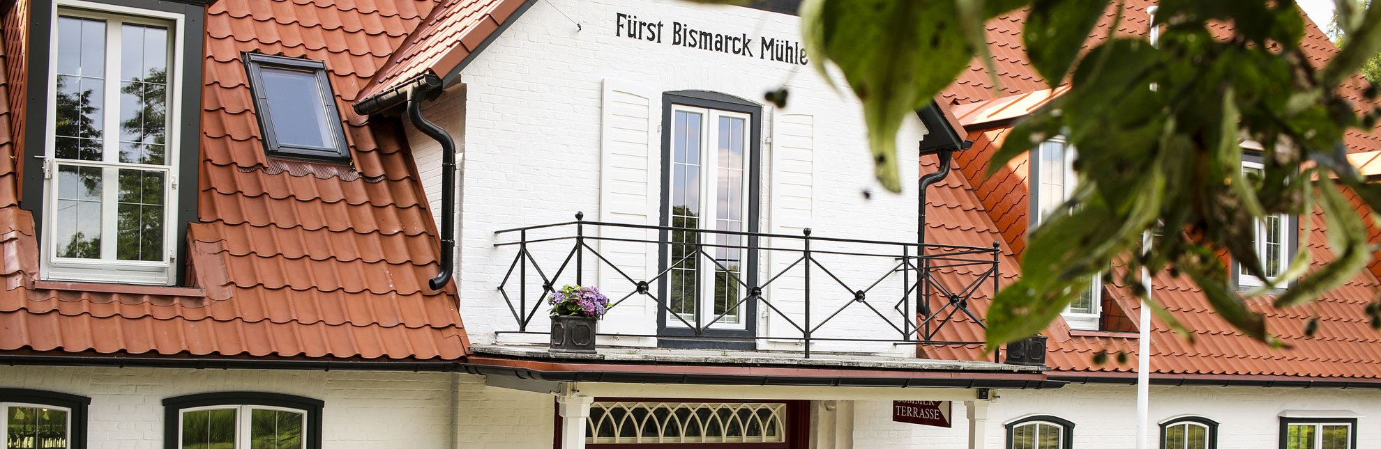 Die wunderschöne Eingangstür heißt Sie im Restaurant Fürst Bismarck Mühle willkommmen., © Fürst Bismarck Mühle